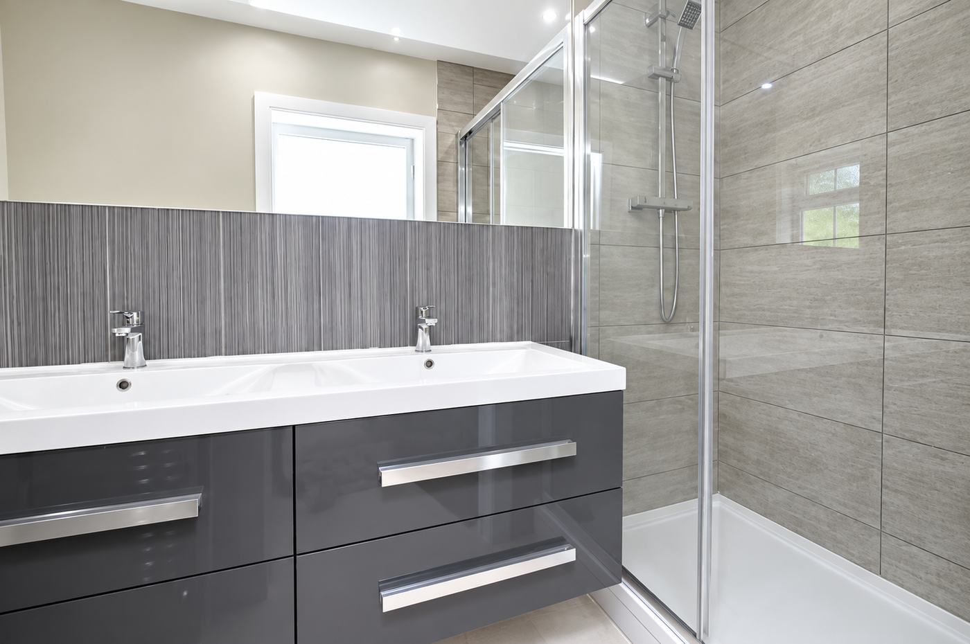 Bathroom after an end of tenancy clean: limescale-free shower screen, double basin and gleaming chrome taps
